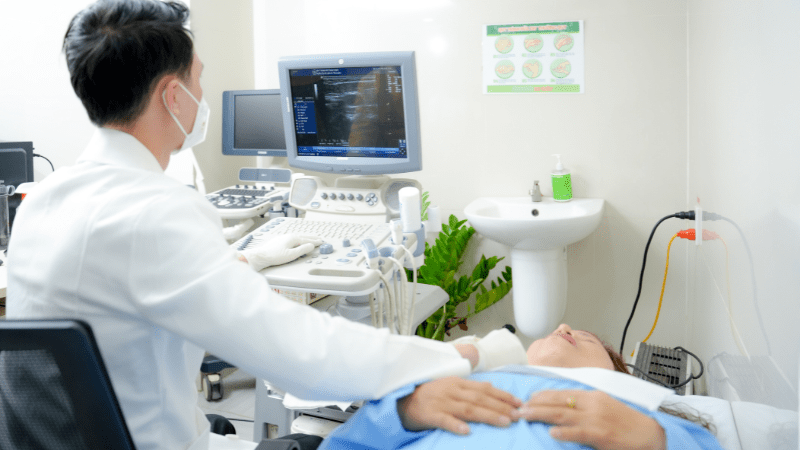 Đội ngũ bác sĩ thăm khám cho khách hàng